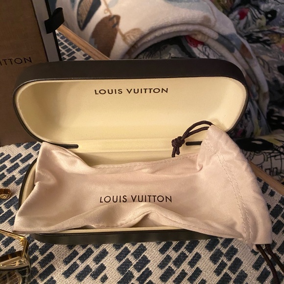 ๐ฆ LV Amber Cat Eye Sunglasses - Picture 10 of 15